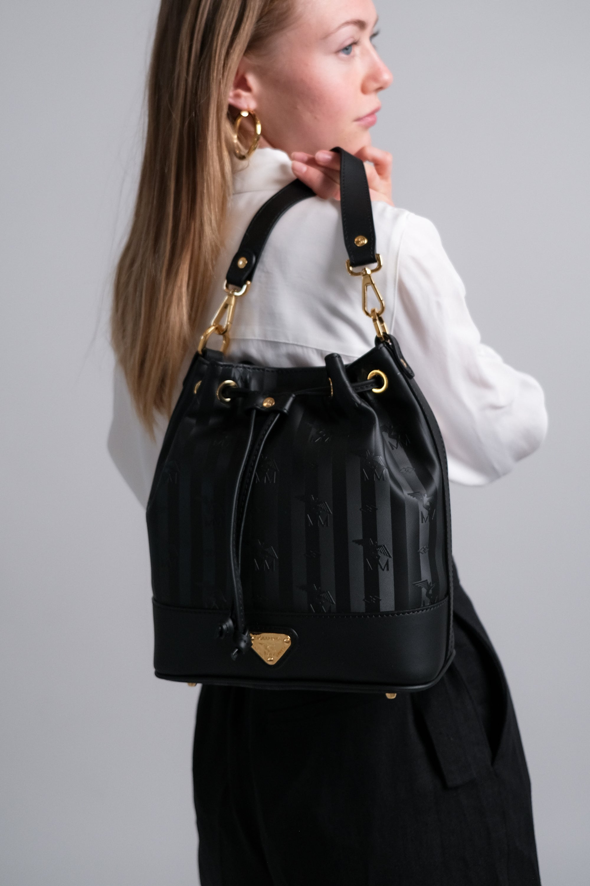 SION | Beuteltasche Mollerus schwarz/gold - frontal