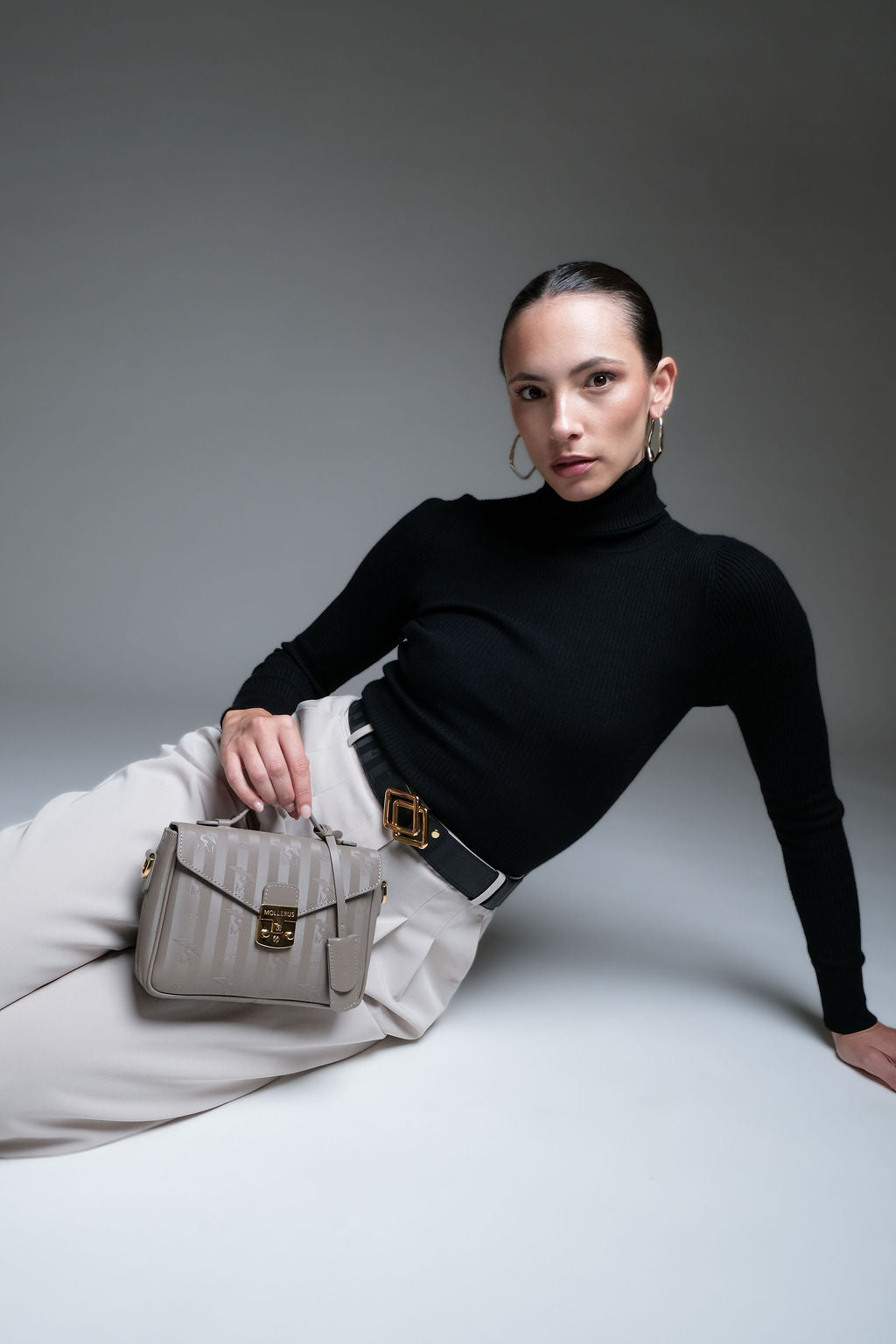 MEYRIN | Umhängetasche Mollerus taupe grau/gold - frontal