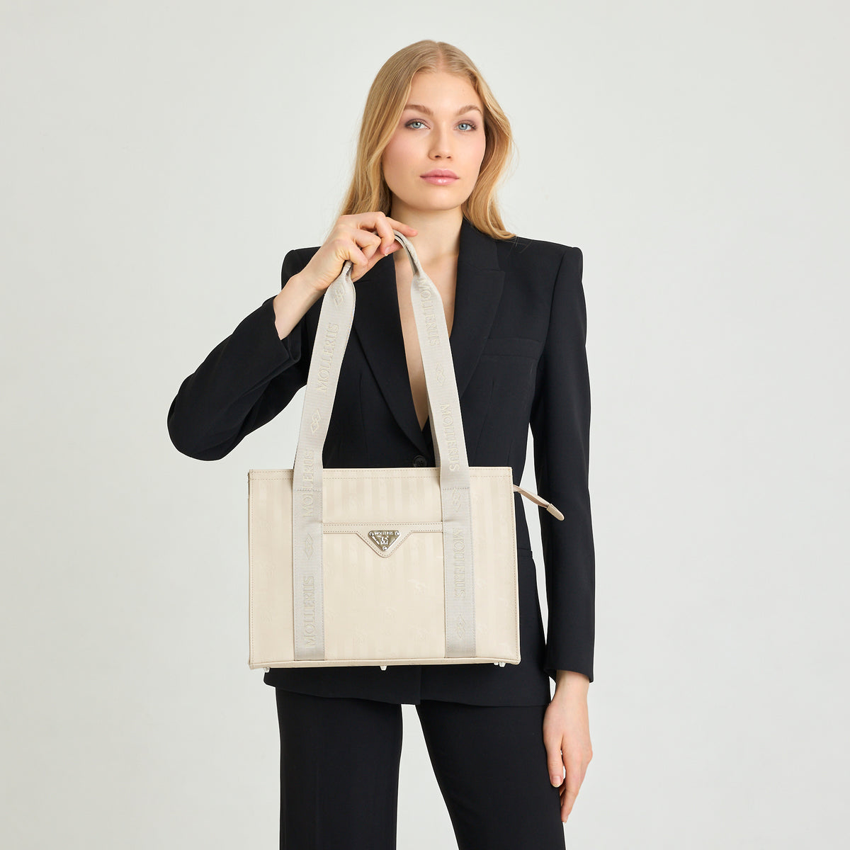 BERLIN | Schultertasche pearl weiss/silber  - close up