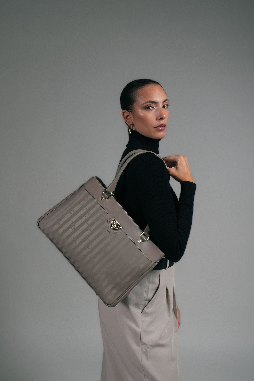 SULZ | Handtasche Mollerus taupe grau/gold