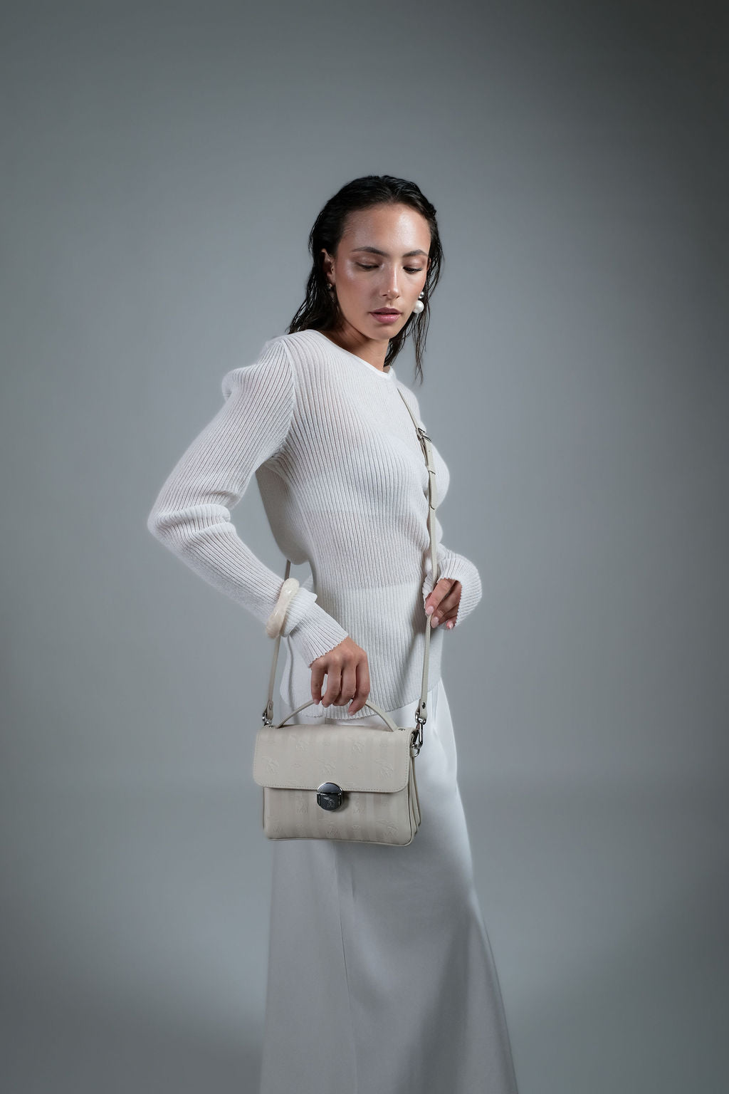SIGNAU | Umhängetasche Mollerus pearl weiss/silber