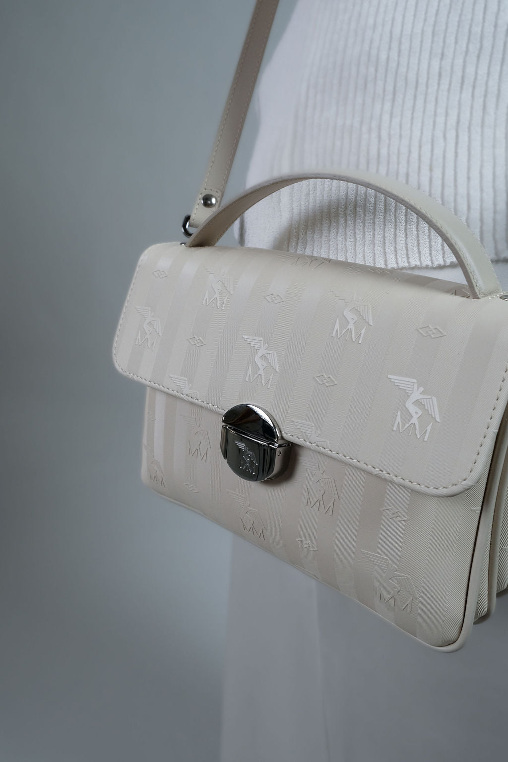 SIGNAU | Umhängetasche Mollerus pearl weiss/silber