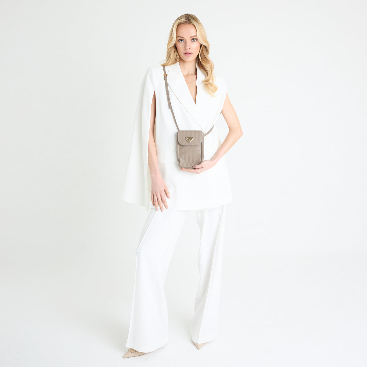 STEG | Handyportemonnaie Mollerus taupe grau/gold - full body