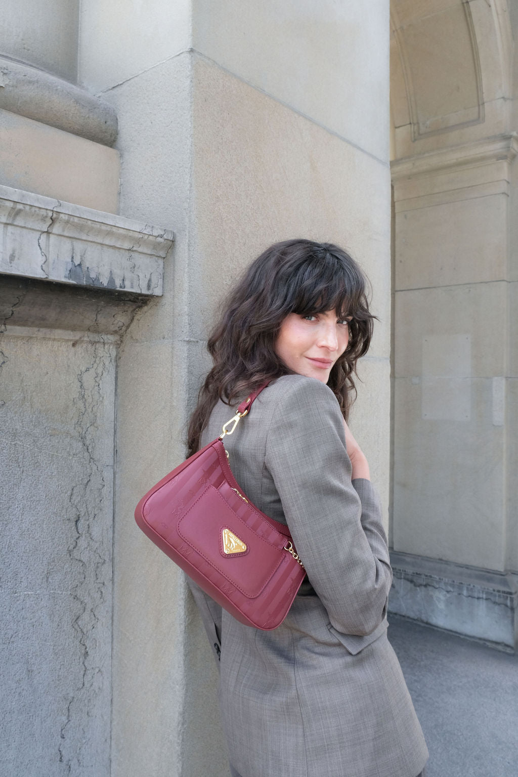 CASTIEL | Schultertasche Mollerus antik rot/gold