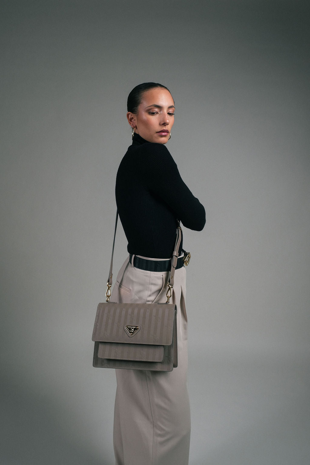URSY | Umhängetasche Mollerus taupe/gold