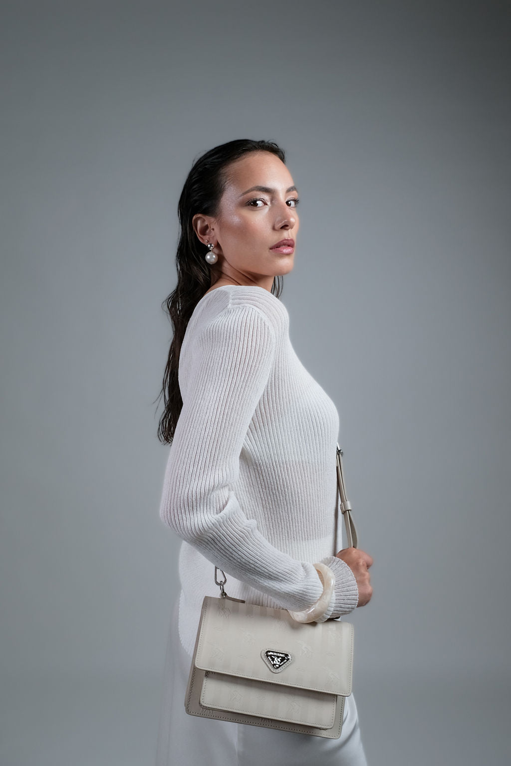 URSY | Umhängetasche Mollerus pearl weiss/silber - on body