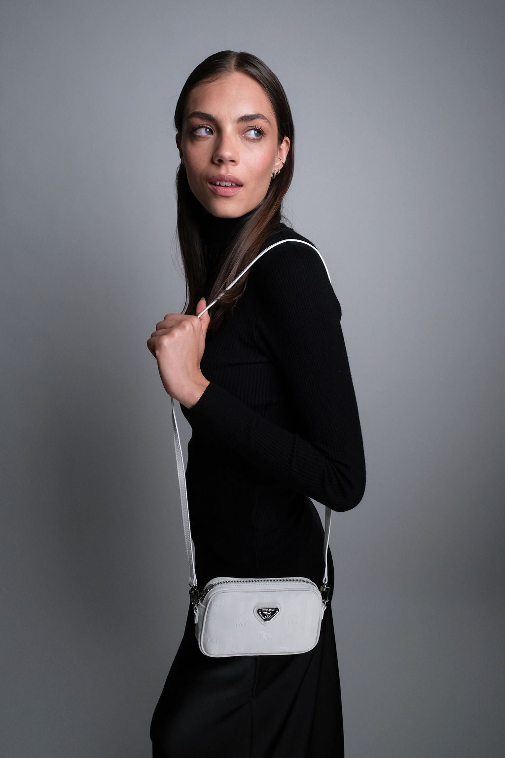 RIVAZ | Umhängetasche Mollerus snow weiss/silber