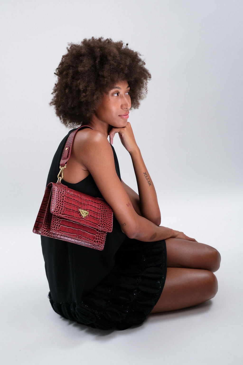 URSY | Mollerus croco shoulder bag antique red/gold