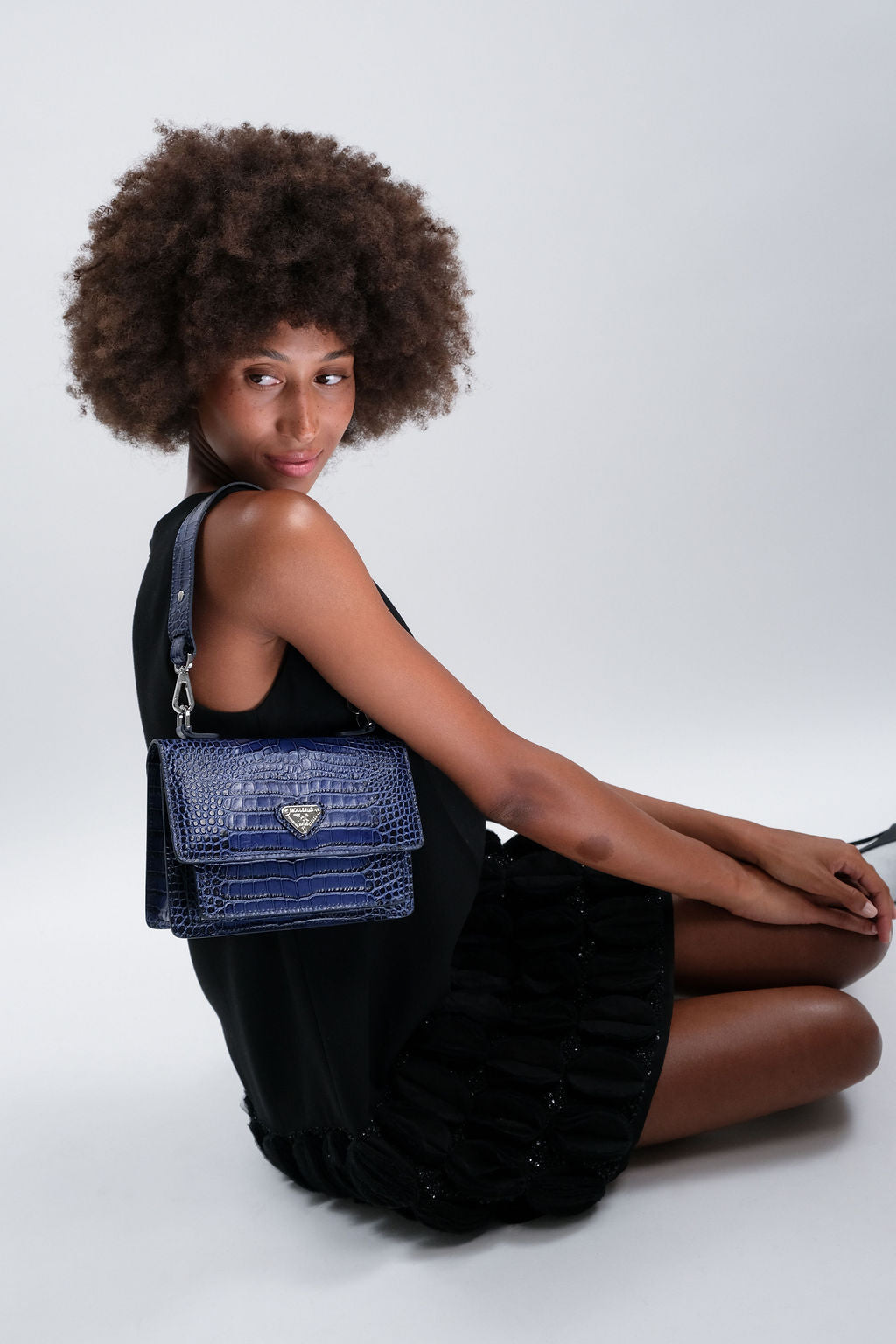 URSY | Umhängetasche Mollerus croco sapphire blau/silber - frontal