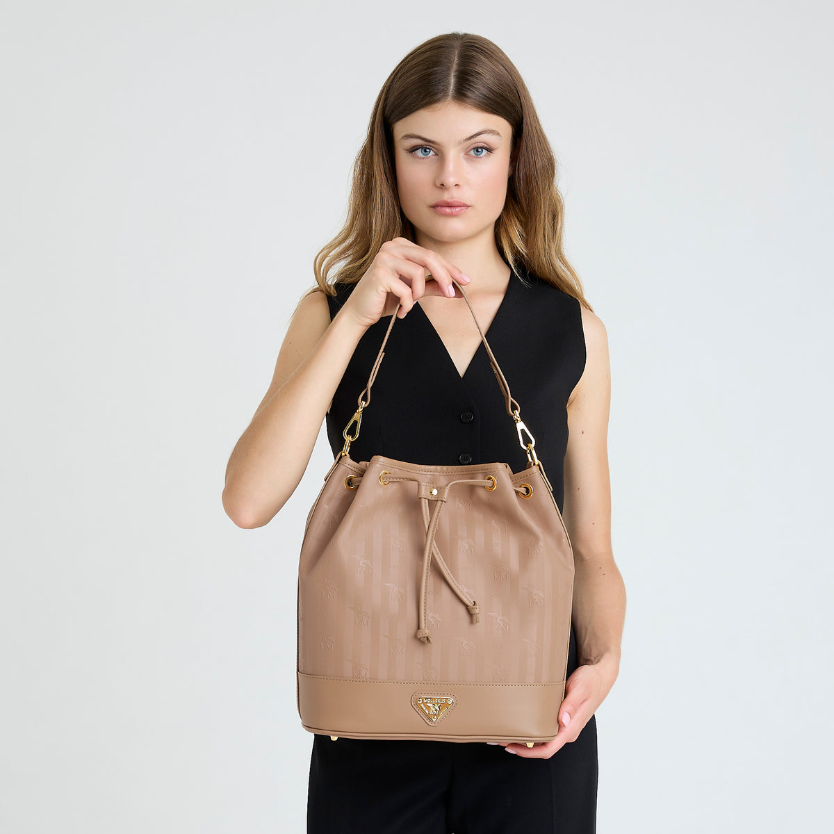 NIESEN | Beuteltasche Mollerus cappuccino beige/gold - on body