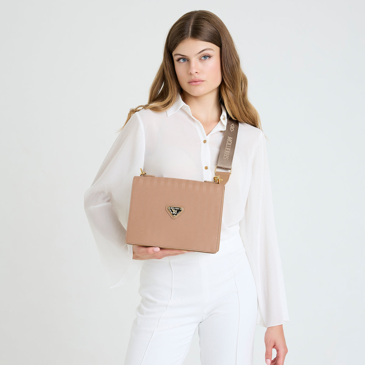 WIL | Umhängetasche Mollerus cappuccino beige/gold - on body