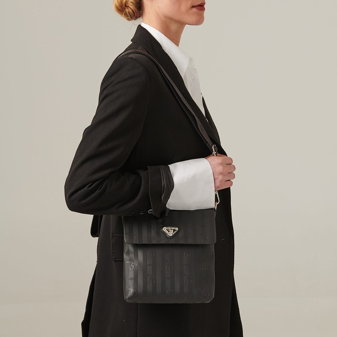 Cross-Over Tasche in schwarz/silber von Maison Mollerus, passt perfekt als Geschenksidee.