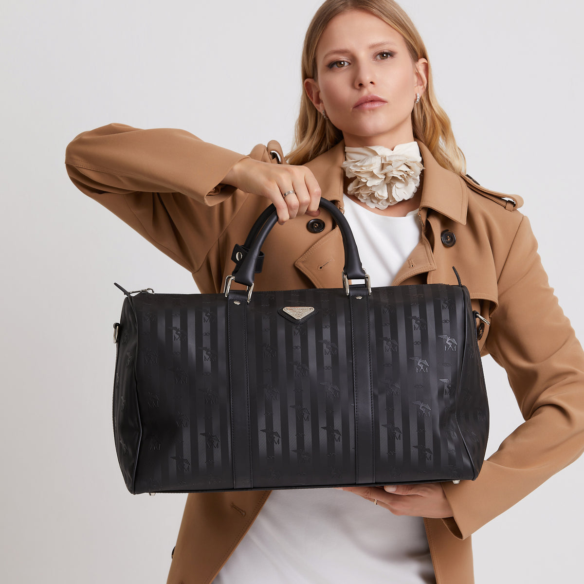Die Madrid Reisetasche in schwarz/silber von Maison Mollerus ist die perfekte Begleiterin für Ihre Reisen. Sie bietet viel Raum und ist zugleich elegant und chic, die perfekte Kombination zwischen Funktionalität und Eleganz. - DETAIL